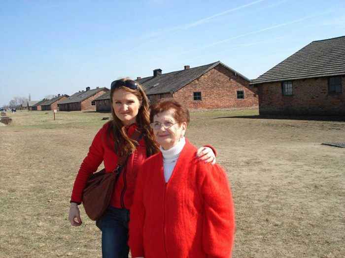 Halina Birenbaum, polonesa, judia, sobrevivente de Auschwitz, visita o campo de extermínio.