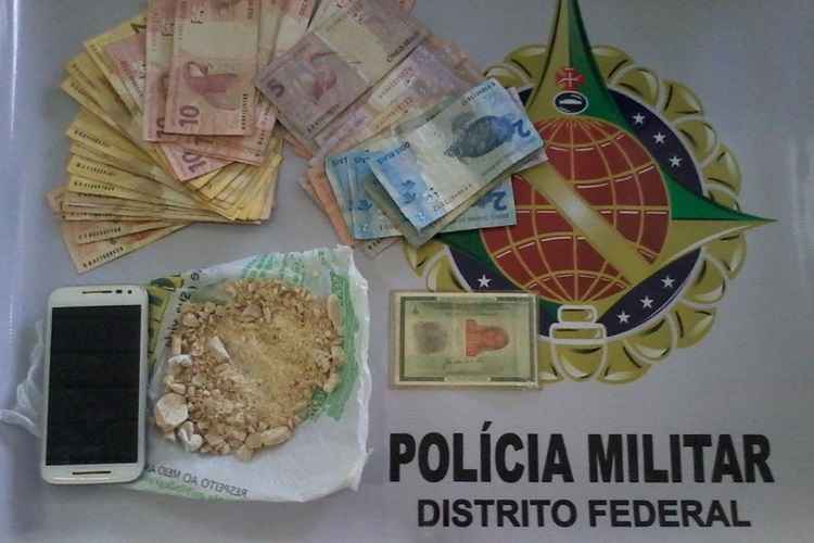 Fábia estava na Quadra 3, quando militares a viram e desconfiaram de suas atitudes. Além da droga, ela levava consigo R$ 1 mil em dinheiro