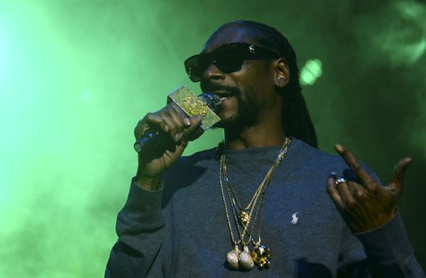 Com mais de 35 milhões de discos vendidos desde seu início na cena do gansta rap californiano, Snoop Dogg apoiou o republicano Ron Paul em 2012 por sua posição sobre a maconha