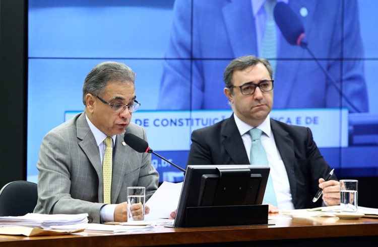 Com quórum de 48 deputados, é realizada hoje a reunião da Comissão de Constituição e Justiça (CCJ) da Câmara para leitura do parecer de Ronaldo Fonseca