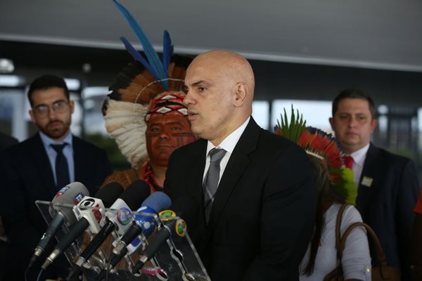 A indicação do general causou indignação entre os índios e organizações ligadas à proteção dos direitos dos povos indígenas, que protestaram hoje cedo em frente ao Palácio do Planalto e foram recebidos agora à tarde por Moraes e pelos ministros Eliseu Padilha (Casa Civil) e Geddel Vieira Lima (Secretaria de Governo)