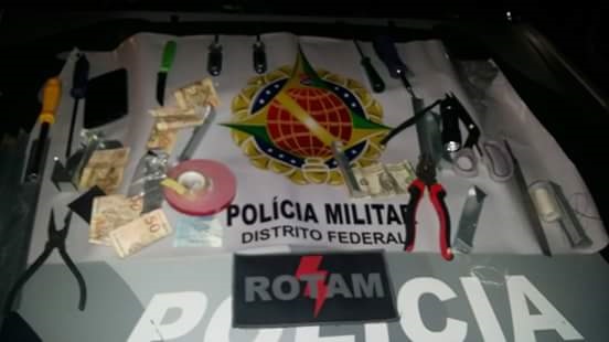 A dupla foi abordada após uma denúncia anônima. Eles responderão por furto mediante fraude