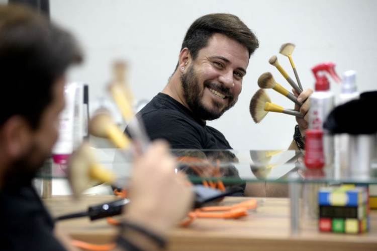 Ricardo dos Santos manda freelancers para atender os clientes em casa, além de promover descontos e abrir a casa para outras empresas mostrarem produtos