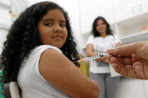 Os pais levaram Mariana, 10 anos, para receber a dose contra o HPV, a febre amarela e a tríplice viral: segurança na saúde em primeiro lugar