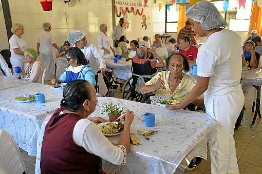 Hora do almoço na Casa do Candango Lar São José, em Sobradinho: assistência e cuidado com a terceira idade