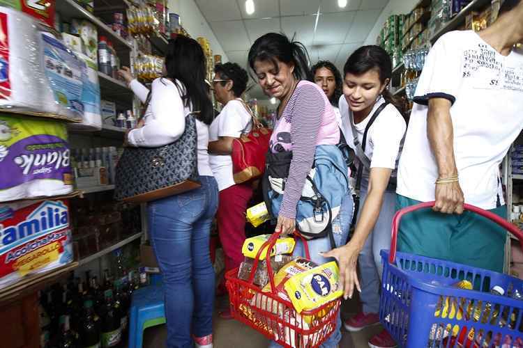 Depois do fechamento da fronteira, ordenado por Maduro por motivos de segurança, o presidente venezuelano autorizou a abertura de uma passagem de pedestres na manhã deste domingo (10/7)