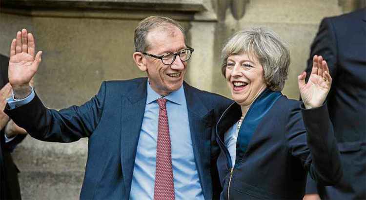 Theresa May comemora escolha como premiê, ao lado do marido, Philip John May: candidata conta com o apoio esmagador do Partido Conservador