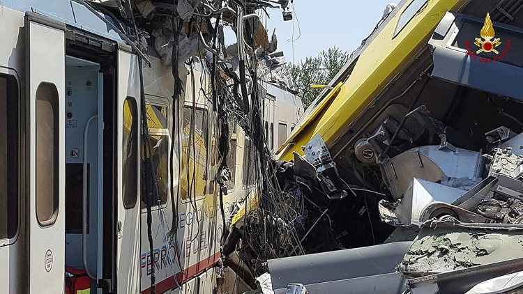 A tragédia foi provocada por uma colisão frontal entre dois trens formados por quatro vagões cada, que transitavam pela mesma linha