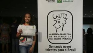 A aluna Priscila Mariana de Aguiar Lima recebe o certificado de Menção Honrosa, por participar da Olimpíada Brasileira de Matemática das Escolas Públicas