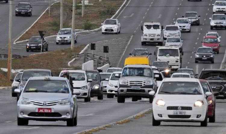 Motoristas afirmam que em lugares abertos, como a EPTG, a luz é inútil