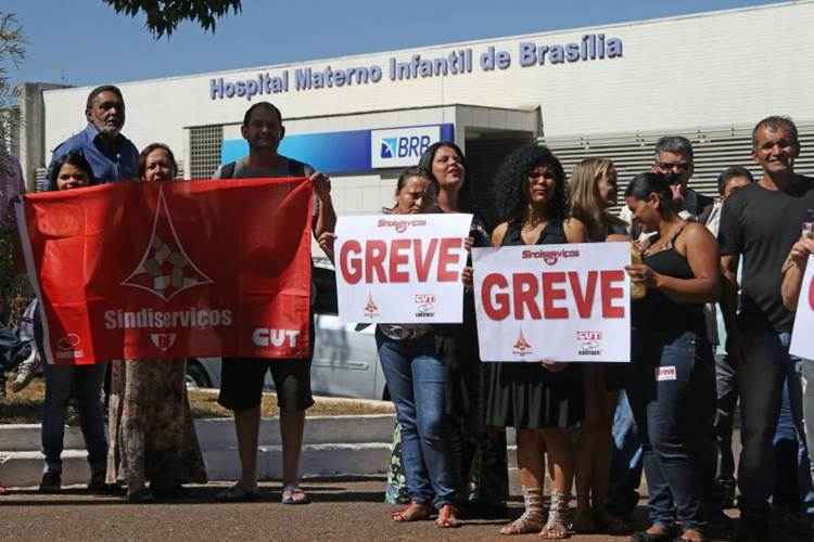 Funcionários fazem manifestação: possibilidade de que o setor de educação também faça parte do movimento