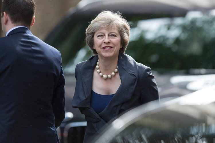 Theresa May, casada e com 59 anos, uma mulher alta e magra, com aspecto patrício, olhos muito expressivos, que destacam o cabelo curto e grisalho, está na ala mais à direita do partido conservador