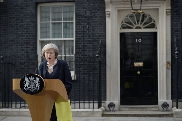 Logo após ser confirmada como nova primeira-ministra do Reino Unido, Theresa May fez o primeiro discurso em frente à residência oficial e gabinete, o número 10 da Downing Street