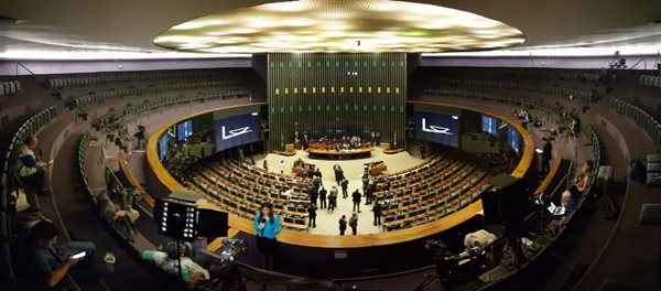 Os dois parlamentares brigam voto a voto pelo cargo de presidente da Câmara dos Deputados