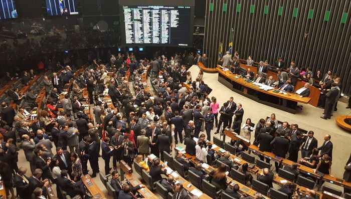 Em caso de empate, tanto no primeiro quanto em um eventual segundo turno, a disputa será decidida obedecendo aos seguintes critérios: maior número de mandatos e parlamentar mais idoso