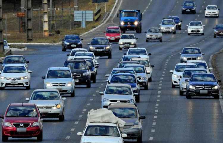 Norma que exige farol aceso de dia entrou em vigor na última semana