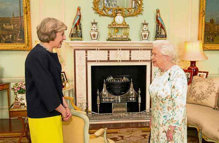 A dama do Brexit se apresenta formalmente à rainha Elizabeth II (D), no Palácio de Buckingham: protocolo em discussão