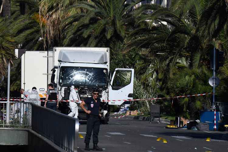 Policiais fazem perícia no caminhão: 84 mortos