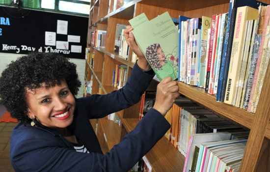 A professora Gina Vieira Ponte será homenageada na 32ª edição da Feira do Livro de Brasília. Foto: Tony