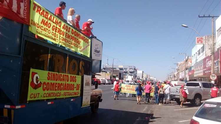 Manifestação na Comercial Norte é a primeira de uma série que o sindicato da categoria pretende promover contra projeto que regulariza a abertura do comércio aos domingos
