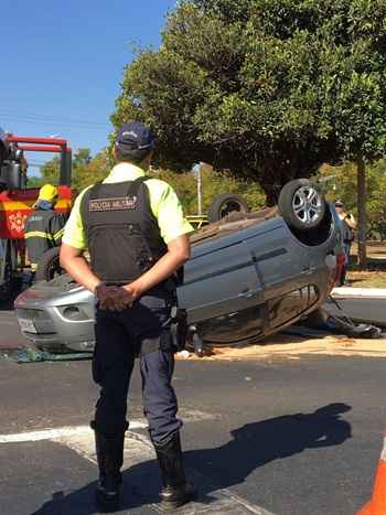 Colisão entre um Sandero e um Palio ocorreu no balão de acesso às quadras 104/105. Vítimas foram encaminhadas ao Hospital Santa Lúcia