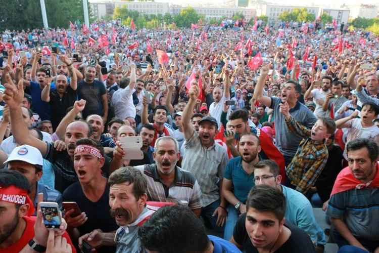 Turcos se unem para ouvir discurso do primeiro-ministro Binali Yildirim