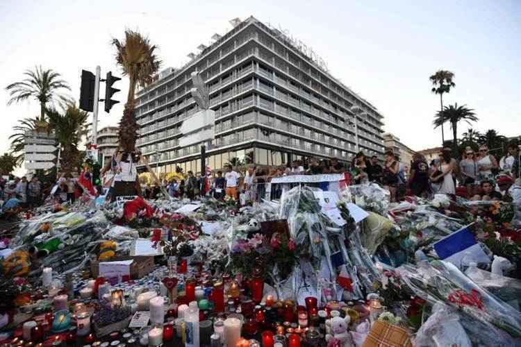 Em Nice, flores, velas e mensagens homenageiam os mortos na tragédia: para o primeiro-ministro Manuel Valls, a França precisa 