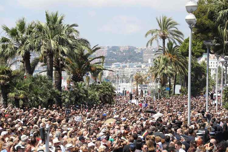 Pessoas se reuniram para observar um minuto de silêncio em Nice, em homenagem às vítimas do ataque morta na cidade no Dia da Bastilha