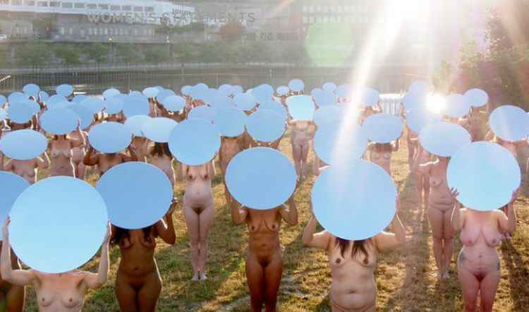 Spencer Tunick reuniu mulheres de todos os tipos na instalação Everything She Says Means Everything