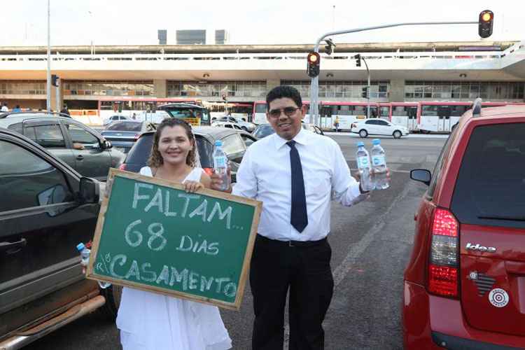 Vestida de noiva, Rosa vende água na rua, na companhia do futuro marido, Luciano: a festa pulou de R$ 12 mil para R$ 20 mil