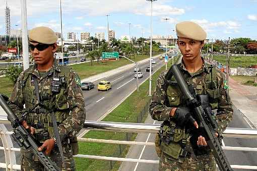 Militares fazem a segurança nas passarelas e estações de transporte público, na Barra, no Rio: governo terá plano de comunicação integrado durante os jogos