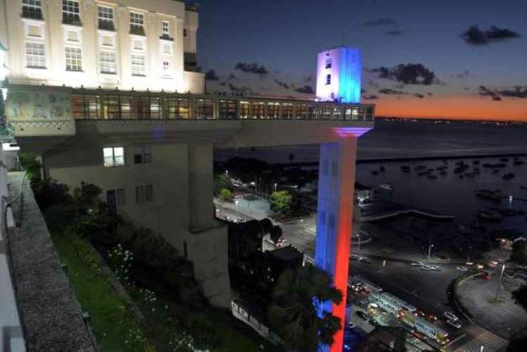 Elevador Lacerda recebe as cores da França para lembrar as vítimas dos ataques em Nice