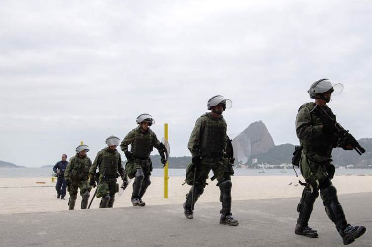 Desembarque de fuzileiros navais para treinamento na praia do Flamengo, na Zona Sul do Rio, um dos pontos turísticos da capital fluminense: vigilância em alta