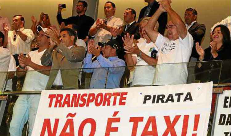 Taxistas protestam, na Câmara Legislativa, contra aprovação de lei que regulamenta serviço no Distrito Federal