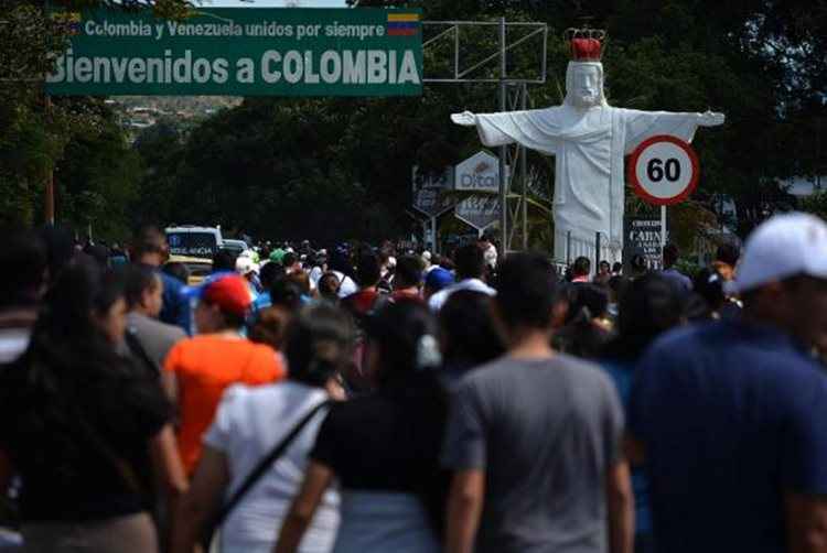 Milhares de venezuelanos cruzam a fronteira com a Colômbia para comprar bens de consumo que estão escassos na Venezuela