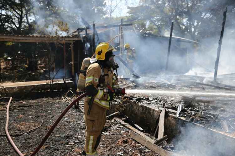 Para a ocorrência, foram deslocadas cinco viaturas e 24 militares. Ao todo, foram usados 7,8 mil litros de água