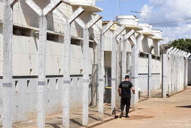 A fuga ocorreu por volta das 9h. Os bandidos fugiram, cruzaram uma rodovia às margens do CPP e entraram em umas chácaras perto da Lagoa Feia, na área norte da cidade