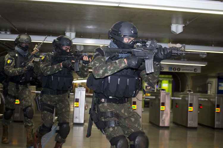 Tropa de elite com militares de São Paulo e de Goiânia simulam operação contra atentado em uma estação do metrô da capital paulista: 