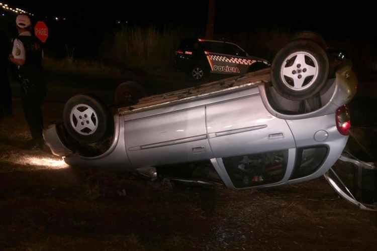 Os criminosos chegaram a trocar tiro com policiais militares. A ação terminou quando o motorista perdeu o controle da direção na BR-070, próximo ao balão de Brazlândia