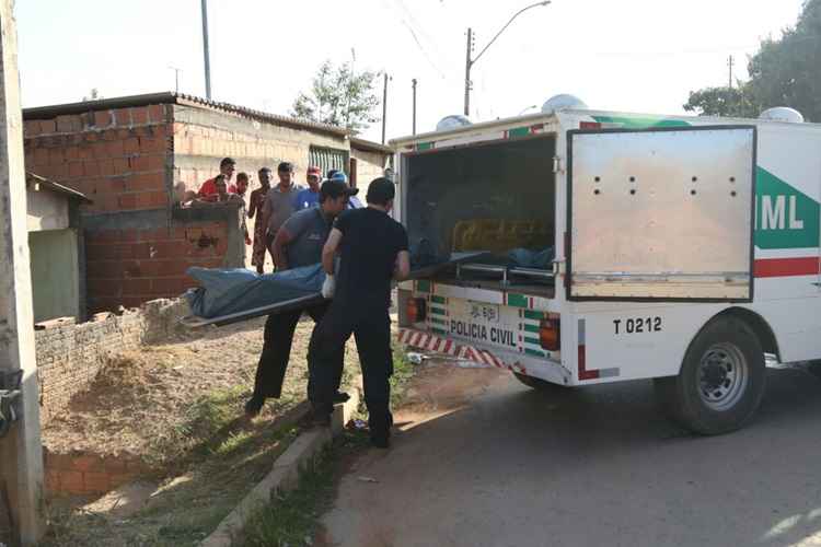 Moradores da região viram a mulher pela última vez na terça-feira (19/7). De acordo com informações da Polícia Militar, a mulher foi estrangulada após uma discussão. O motivo da briga teria sido a guarda da filha