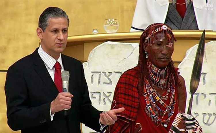 Igreja exibiu o encontro do bispo Marcelo Pires com guerreiro de tribo africana no domingo