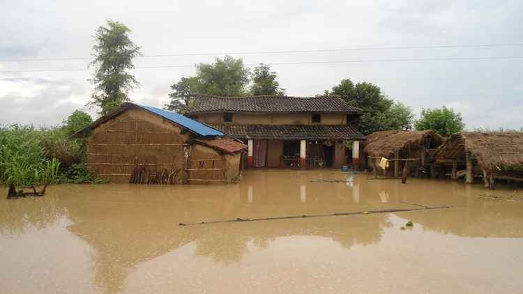 Enchentes cercam uma habitação em Babai Muinicipality-7 em Bardiya, cerca de 400 km ao sudoeste de Katmandu