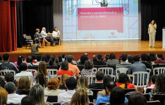 Foram ministradas palestras, e os participantes se dividiram em nove grupos de trabalho para discutir cada uma das etapas da educação básica