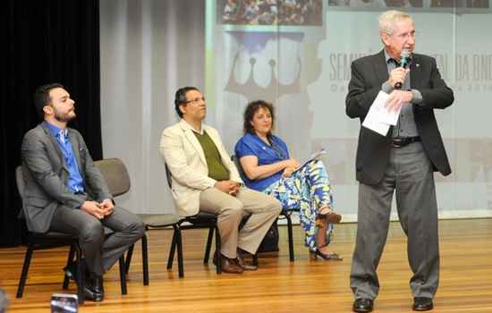 Cerca de 300 pessoas participaram do seminário que ajudará a formar a terceira versão da Base Comum Curricular. Houve manifestações contra o movimento Escola sem Partido