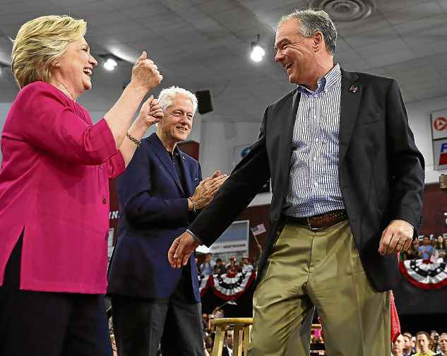 Hillary e o candidato a vice, Tim Kaine, sobem ao palanque: após a convenção, turnê por Pensilvânia e Ohio