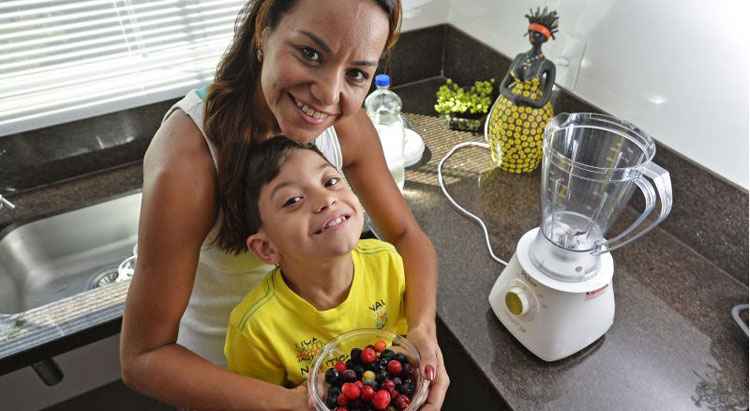 Iracema Nascimento trava uma luta diária para que o filho, Samuel, de 7 anos, coma alimentos mais saudáveis: 