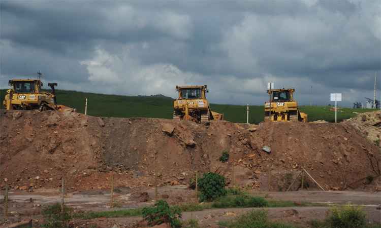 Máquinas empenhadas em construção de barramento próximo a Bento Rodrigues: fontes com acesso à obra relatam riscos. Autoridades ambientais cobram providências