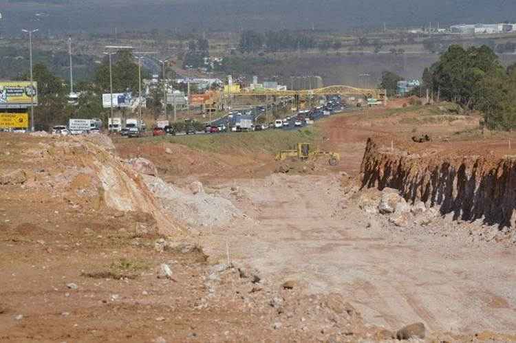 A empreitada na região norte do DF, por onde passam 100 mil carros por dia, foi idealizada no governo Roriz, ficou parada na gestão Agnelo e só agora, retomada: