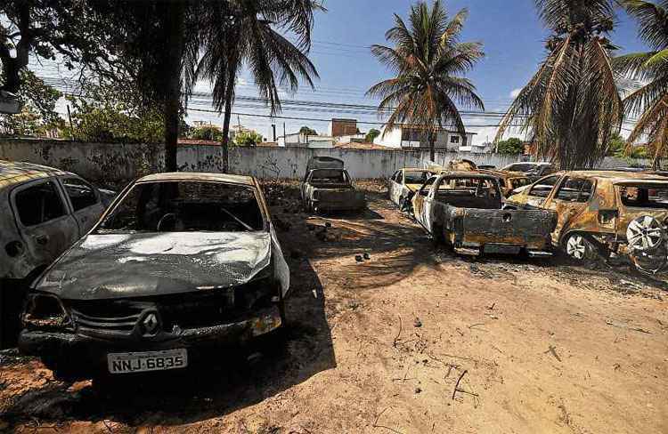 Secretária de Segurança Pública estima em R$ 2 bilhões o prejuízo com carros oficiais e ônibus incendiados. Coletivos circulam com a metade da frota