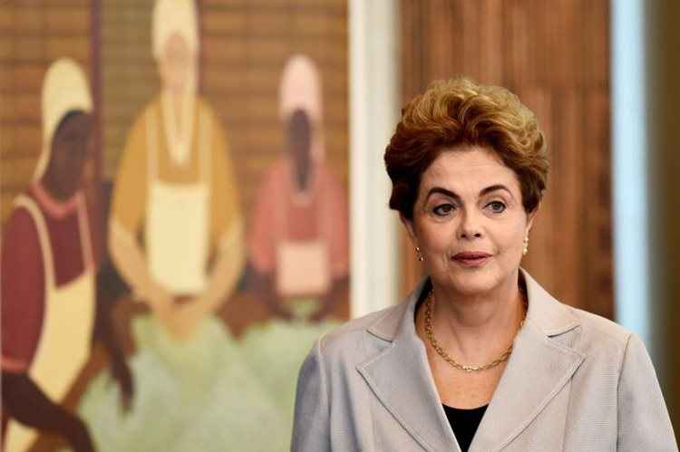 Antes da leitura da íntegra do relatório do senador Antonio Anastasia (PSDB-MG), que tem 441 páginas, senadores que apoiam Dilma Rousseff tentam obstruir a sessão com apresentação de diversos requerimentos e questões de ordem e, com isso, adiar a leitura